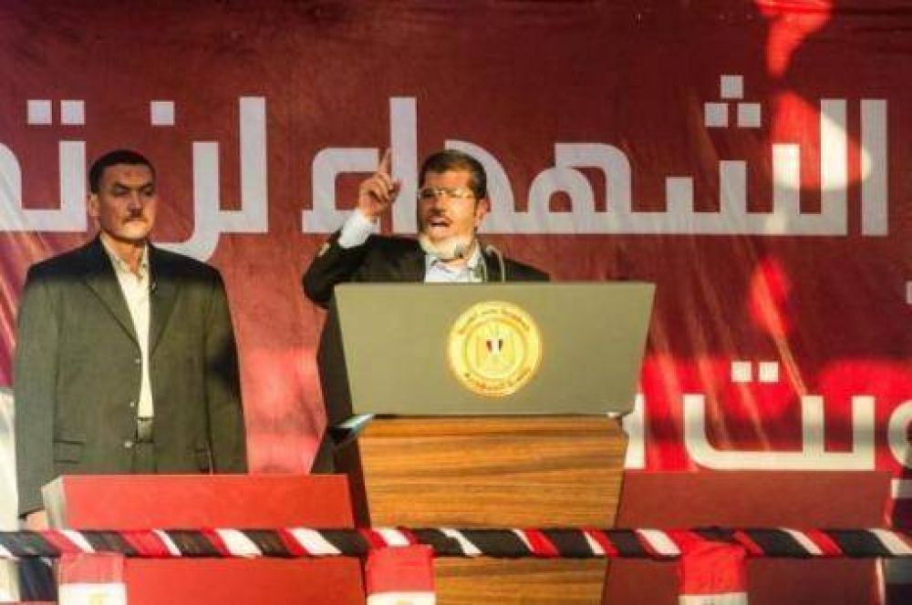 Mursi reestructura su gabinete y sustituye a 10 ministros