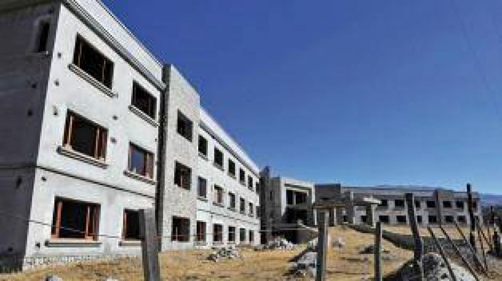 Firman la demolici�n del pol�mico hotel de Taf�