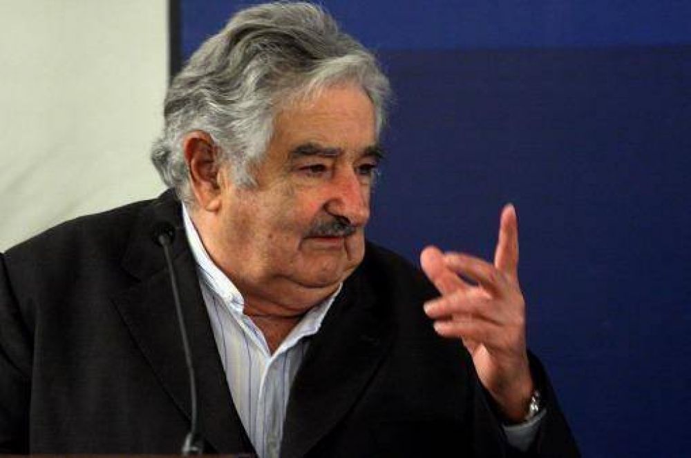 Mujica solicit� autorizaci�n al Congreso para visitar a Ch�vez