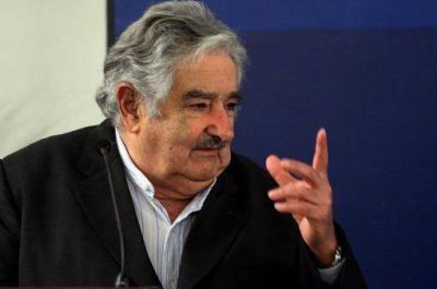 Mujica solicit� autorizaci�n al Congreso para visitar a Ch�vez