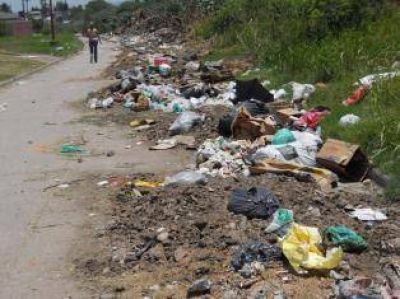 El basural clandestino asfixia a los vecinos y estrangula el paso en la calle Lucio V. Mansilla