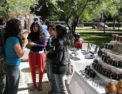 El paseo de productores y artesanos funcionar� en la plaza Los Pioneros 