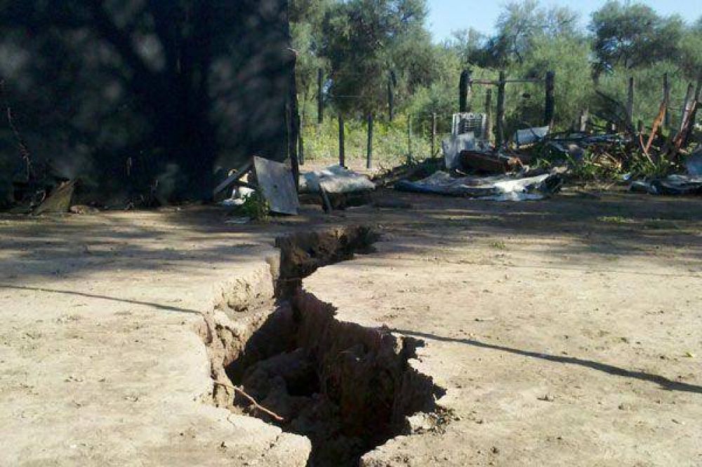 Una grieta de 3 km preocupa a pobladores de Otumpa