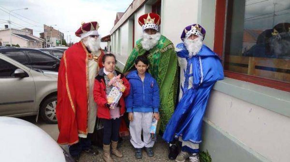 Los reyes magos llevaron la alegr�a a chicos del hospital y de otras instituciones 