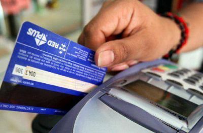 A partir de febrero regir� un recargo en las operaciones con tarjetas de cr�dito y de compras 