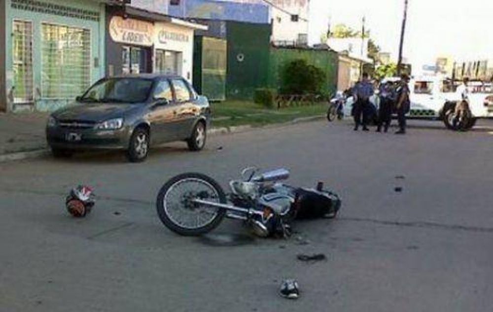 Motociclistas chocaron contra auto estacionado 