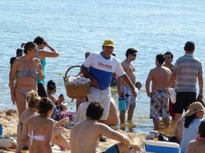 Venta de chip� en la playa, una opci�n laboral de temporada 