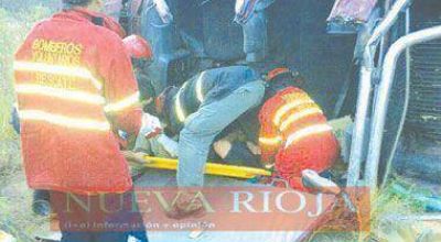 Tres personas salvan la vida de milagro en un tremendo vuelco 