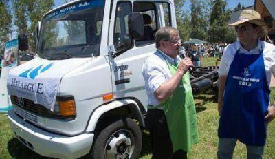 Agroindustria entreg� un cami�n a 2 cooperativas de puesteros de Malarg�e  