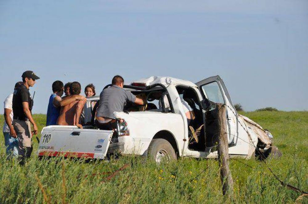 Vuelco en un camino rural: cinco heridos 