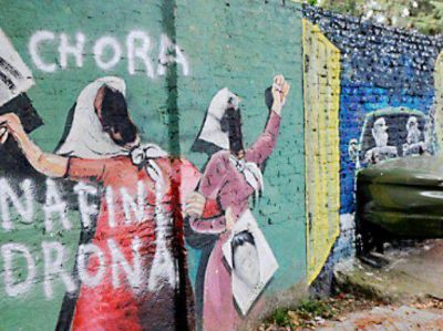 Manos an�nimas vandalizaron un mural de Madres en el ex Batall�n 121 