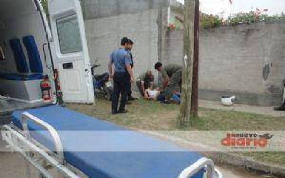 Dos j�venes ebrios resultaron lesionados tras chocar su moto contra una pared 