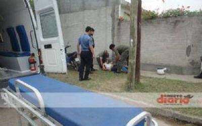 Dos j�venes ebrios resultaron lesionados tras chocar su moto contra una pared 