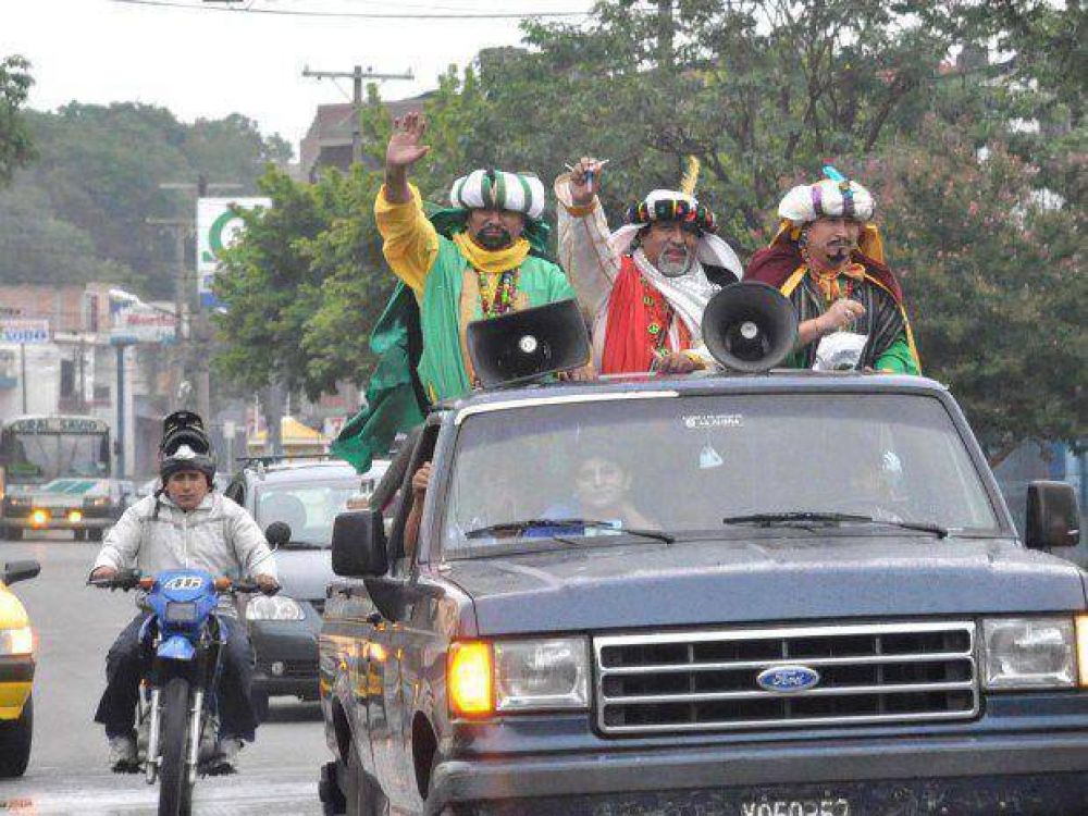 Los Reyes Magos recorrieron la ciudad entregando golosinas 