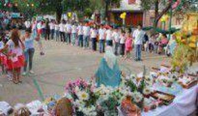 B� Los Ceibos: instituciones vecinales realizaron el tradicional �Encuentro de `Pesebres� en la plazoleta del barrio 