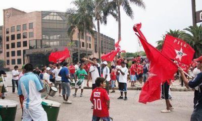 Los hinchas locales tambi�n le dieron la bienvenida a Independiente