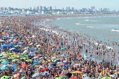 El calor hizo poblar las playas en el primer domingo del a�o en que se palpit� la temporada veraniega