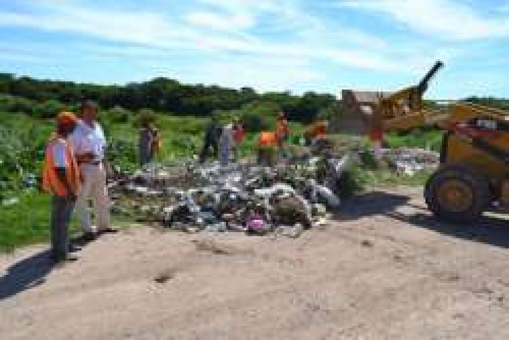 Limpian minibasurales que se extienden por toda la ciudad	