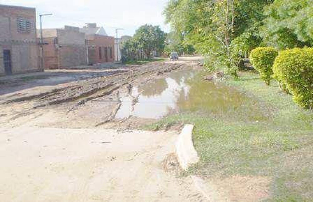 Queja de vecinos de San Mart�n por acumulaci�n de agua en una calle 