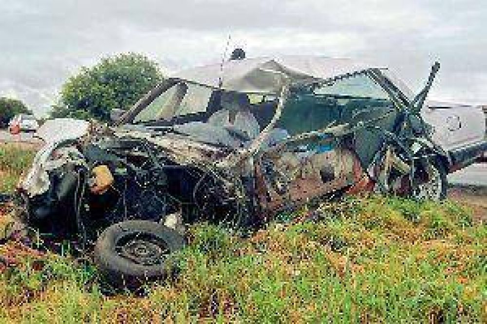 Tres personas luchan por su vida tras choque frontal de cami�n y auto 