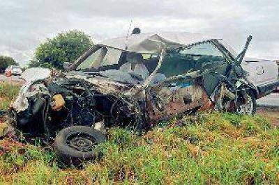 Tres personas luchan por su vida tras choque frontal de cami�n y auto 