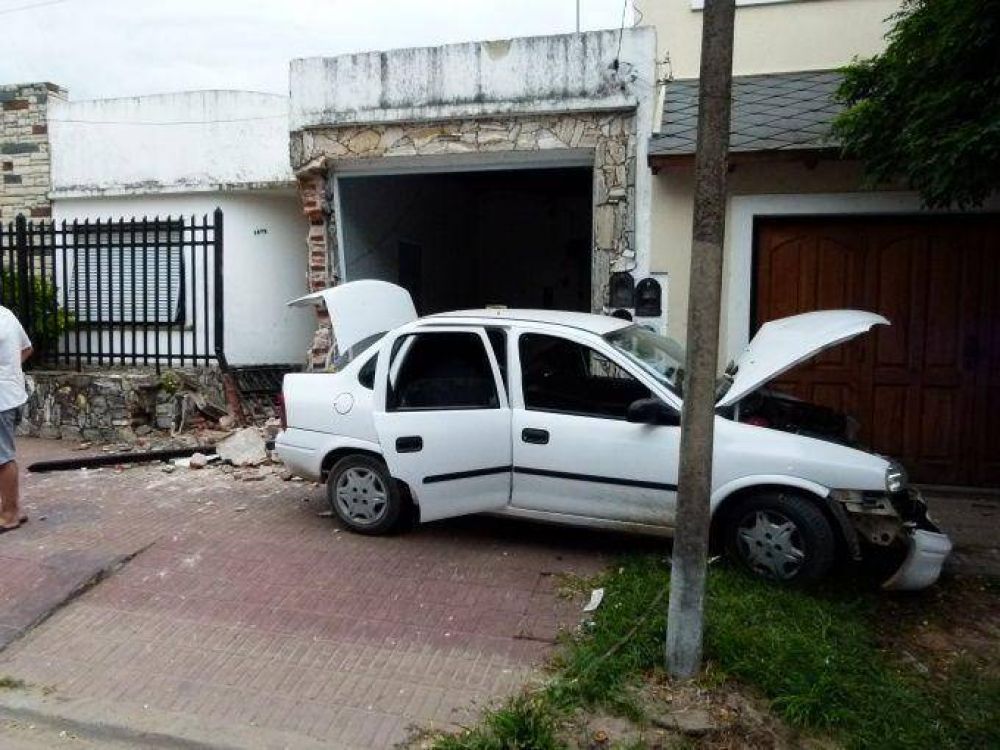 Evita ser asaltado e impacta contra una vivienda
