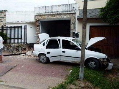 Evita ser asaltado e impacta contra una vivienda