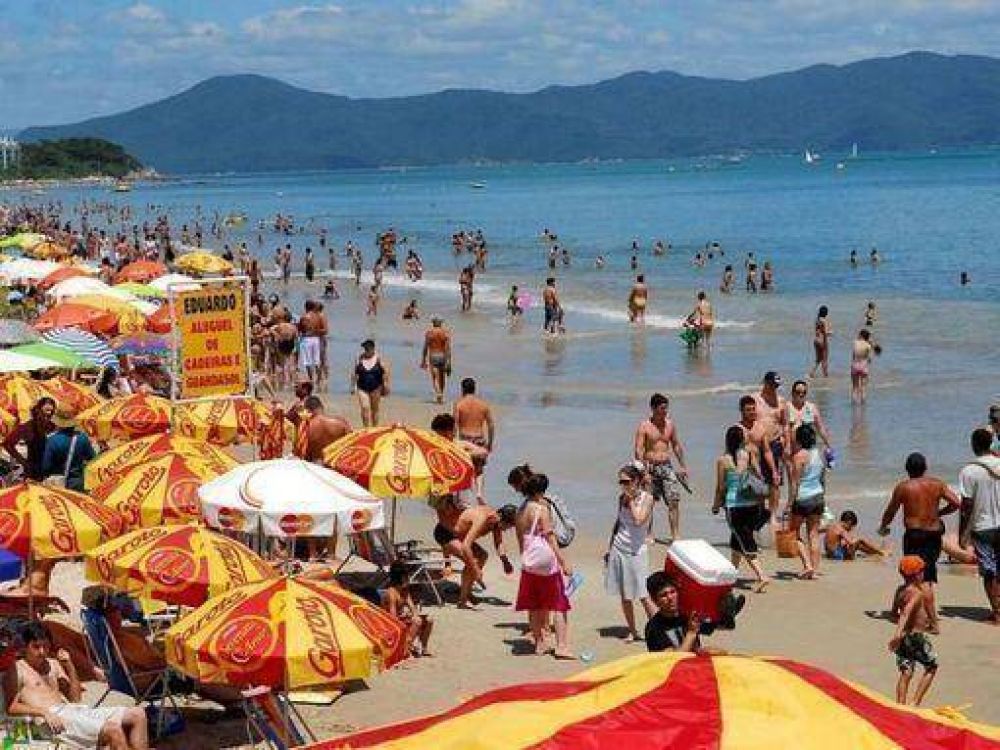 Unas mil personas por da cruzan a Brasil por Irigoyen