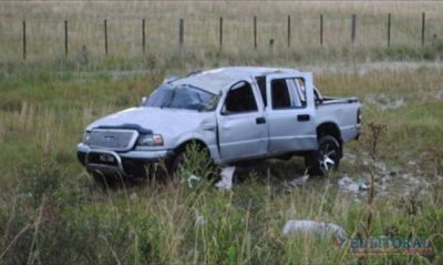 Mercedes: tres heridos en espectacular despiste y vuelco de una camioneta