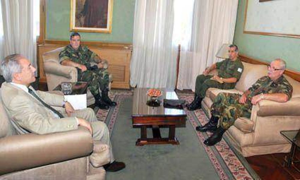 Barrionuevo recibi� la Visita de jefes militares 