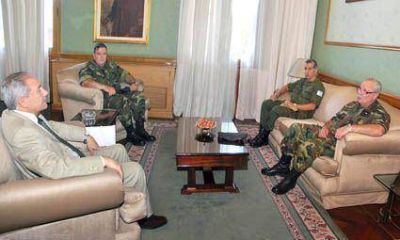 Barrionuevo recibi� la Visita de jefes militares 