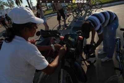 Trapitos: estacionar de noche en la Costanera Sur no es gratuito