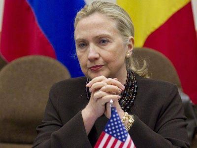 Luego de un mes, Hillary vuelve al trabajo