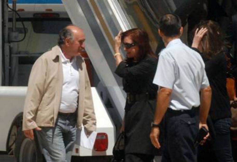 Parrilli quiso desmentir el alquiler del avi�n ingl�s pero confirm� todo