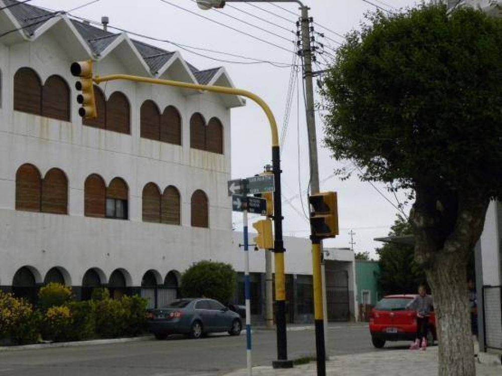 Fue detenido cuando intentaba robarse un sem�foro 