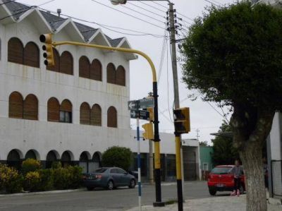 Fue detenido cuando intentaba robarse un sem�foro 