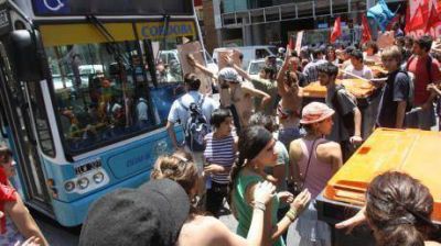 Marchas y junta de firmas en contra del boletazo a $ 4,10