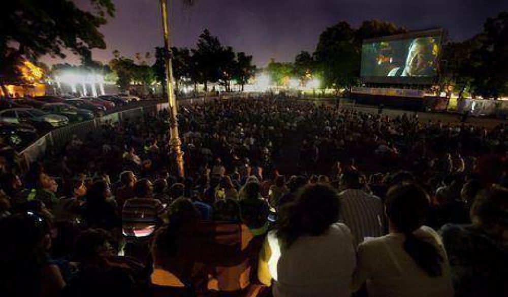 Lanzan ciclo de cine al aire libre
