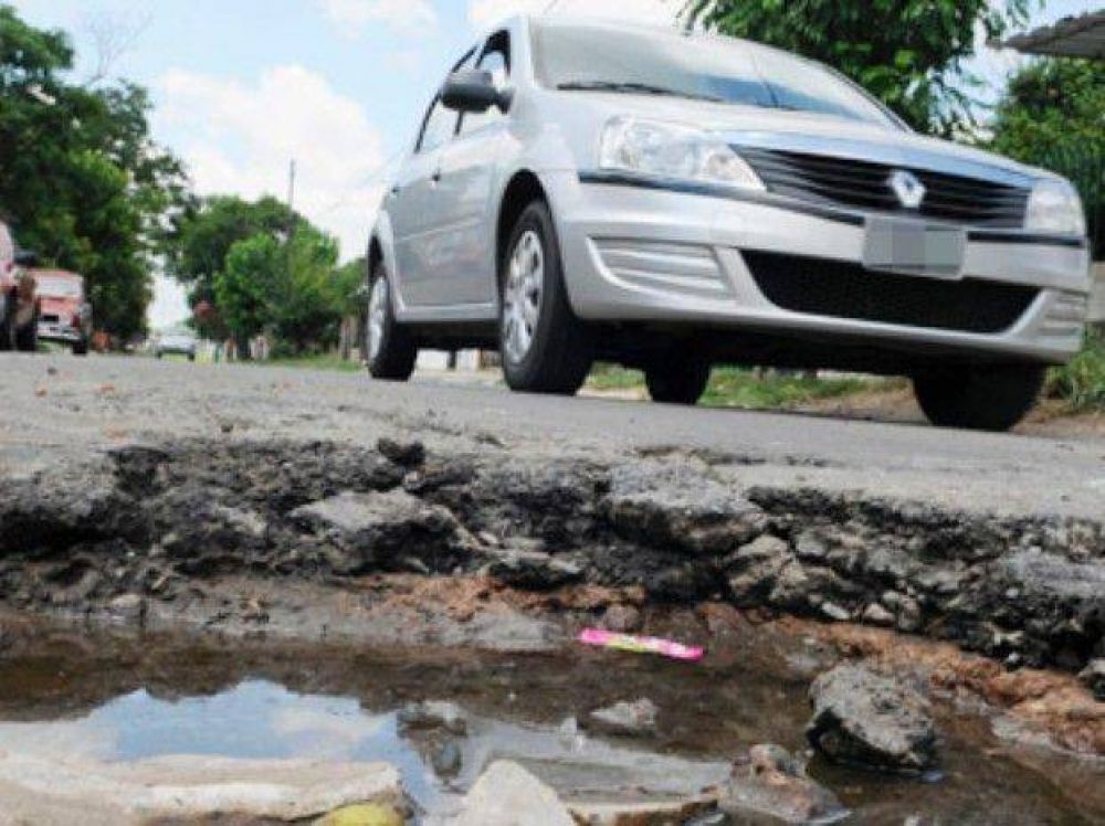 Hartos de reclamar, ya hay barrios donde los vecinos tapan los baches 