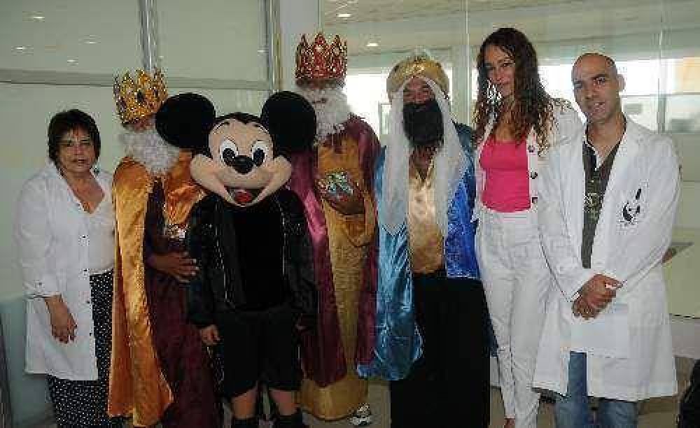 Los Reyes Magos repartieron regalos en Hospitales de Malvinas Argentinas