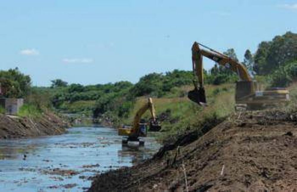 Comenz� la limpieza del Arroyo Mor�n
