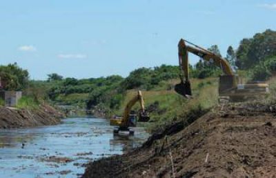 Comenz� la limpieza del Arroyo Mor�n