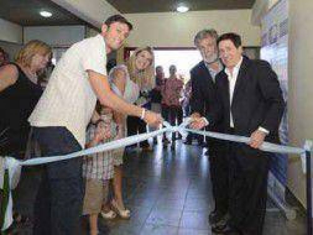 Javier Zanetti y el Intendente D�az P�rez inauguraron un Centro Comunitario en Lan�s