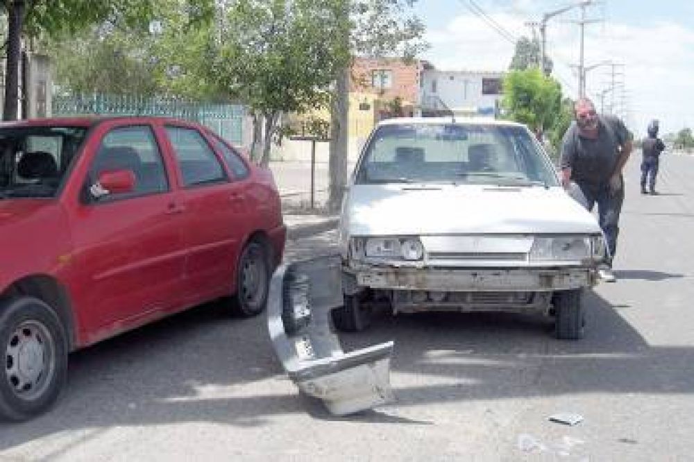 Dos j�venes se lesionan en violento choque en moto 