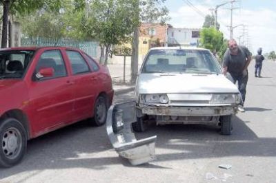 Dos j�venes se lesionan en violento choque en moto 