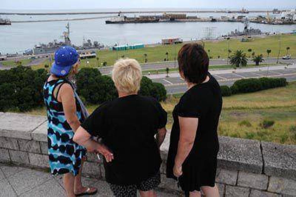 Ultiman distintos trabajos en el puerto para recibir ma�ana a la Fragata