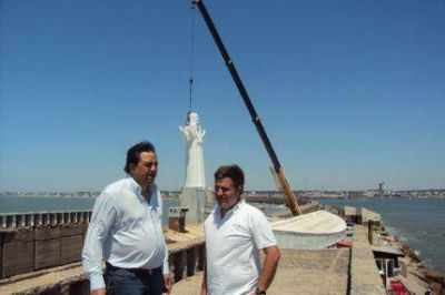 Ten�a que llegar la Fragata para que pintaran el �Cristo� de la Escollera Sur�