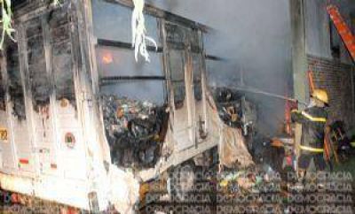 Voraz incendio en el galp�n de una distribuidora local