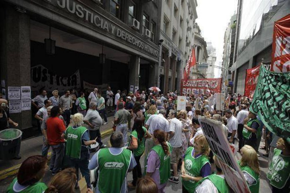 Exigen la renuncia de Alak por el asado en la ex ESMA