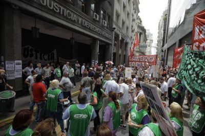 Exigen la renuncia de Alak por el asado en la ex ESMA